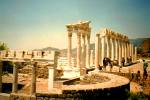 Pergamo-tempio di Traiano.jpg